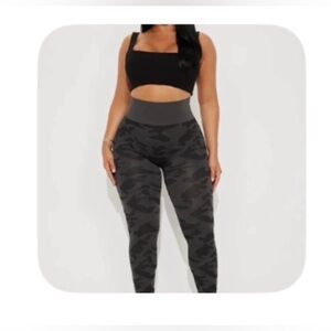 NWOT Bozzolo Woman’s Black Camo Leggings